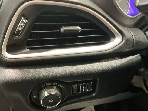 Used 2025 Chrysler Pacifica Select FWD image 8