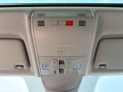 Used 2024 Volkswagen Taos SE w/ Panoramic Sunroof Package AWD/4WD image 29