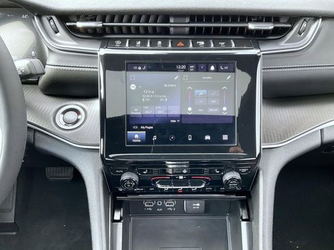 Used 2024 Jeep Grand Cherokee Altitude image 13