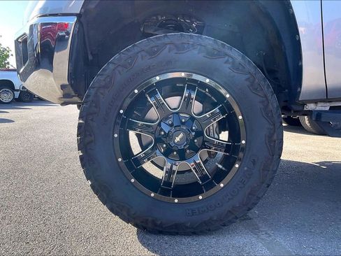 Used 2018 Toyota Tundra SR5 w/ SR5 Upgrade Package AWD/4WD image 2