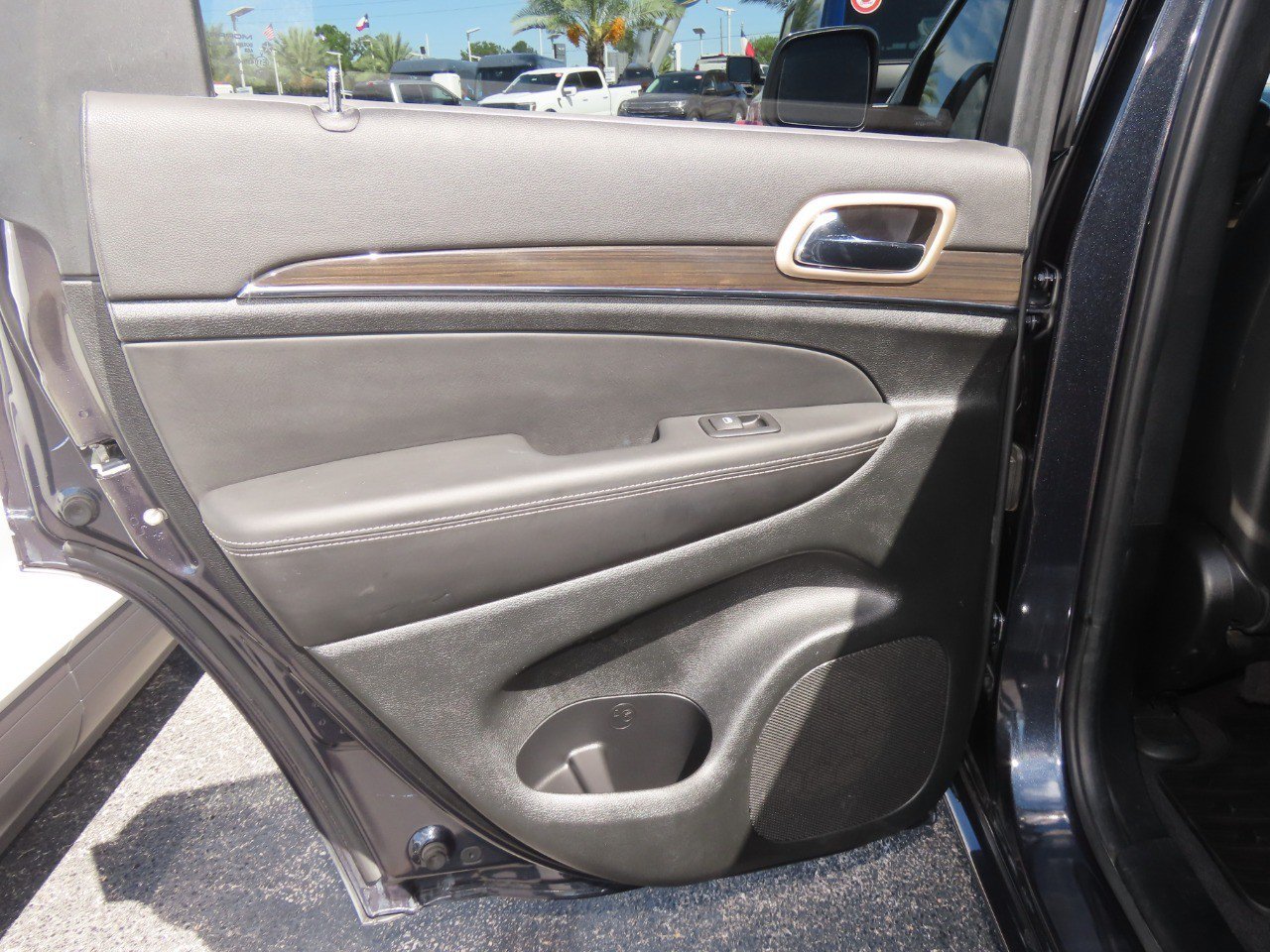 Used 2015 Jeep Grand Cherokee Overland RWD image 19