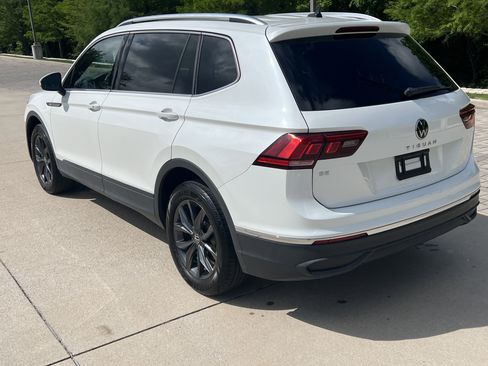 Used 2023 Volkswagen Tiguan SE w/ Panoramic Sunroof Package image 8