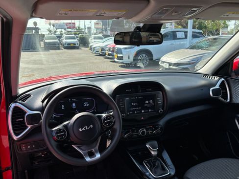 Used 2025 Kia Soul LX w/ LX Technology Package FWD image 28
