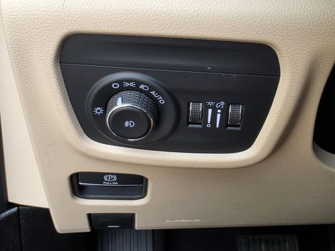 Used 2025 Jeep Grand Cherokee Limited w/ Luxury Tech Group II image 35