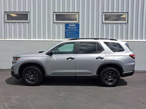 Used 2025 Honda Pilot TrailSport image 2