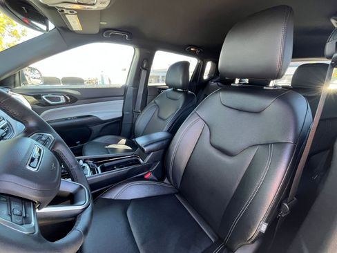 Used 2025 Jeep Compass Limited image 28