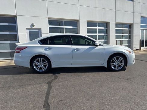 Used 2013 Nissan Altima 3.5 SV w/ Navigation Pkg image 3