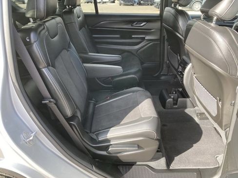 Used 2023 Jeep Grand Cherokee L Laredo image 37