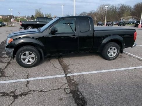 Used 2011 Nissan Frontier SV image 3