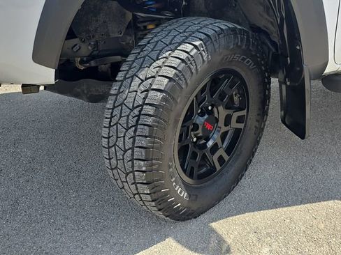 Used 2020 Toyota Tacoma TRD Off-Road AWD/4WD image 32