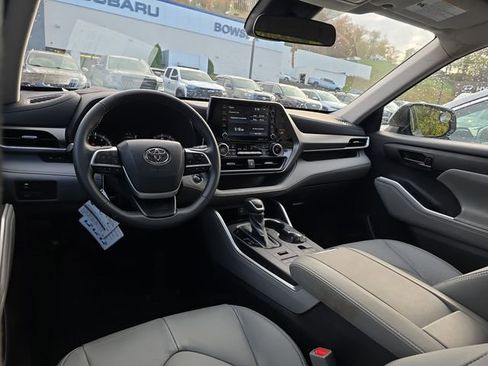 Used 2022 Toyota Highlander LE image 12
