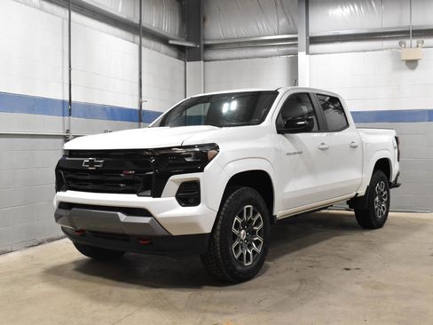 Used 2024 Chevrolet Colorado Z71 AWD/4WD image 2
