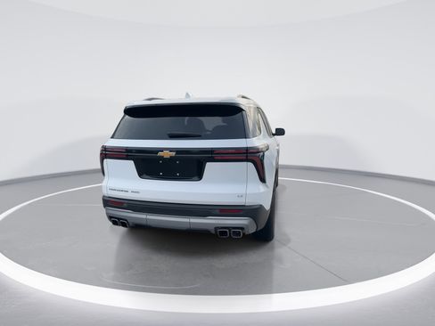 Used 2024 Chevrolet Traverse LT w/ Enhanced Driving Package image 8