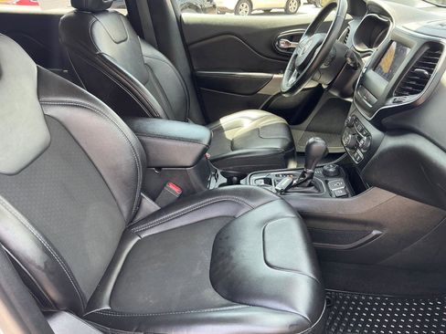 Used 2019 Jeep Cherokee Latitude Plus w/ Cold Weather Group AWD/4WD image 10