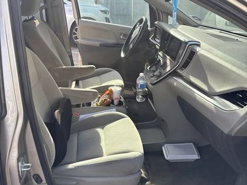Used 2017 Toyota Sienna LE FWD image 13