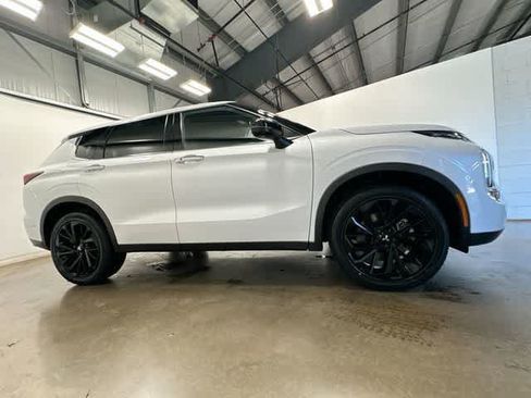 Used 2023 Mitsubishi Outlander SE Black Edition AWD/4WD image 3