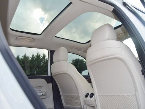 Used 2020 Mercedes-Benz GLB 250 4MATIC w/ Premium Package image 24