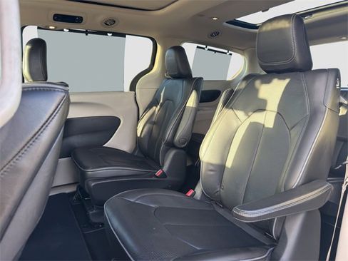 Used 2020 Chrysler Pacifica Limited w/ Advanced Safetytec Group image 29