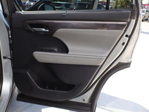 Used 2020 Toyota Highlander Limited FWD image 32