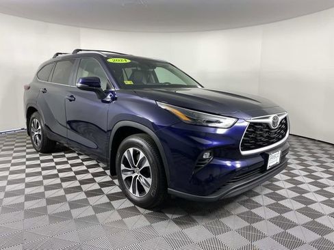 Used 2024 Toyota Highlander XLE AWD/4WD image 1