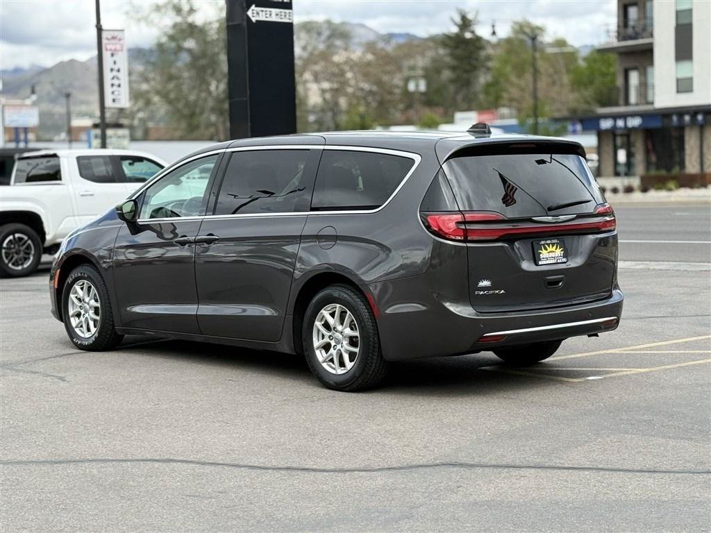 Used 2023 Chrysler Pacifica Touring-L FWD image 5