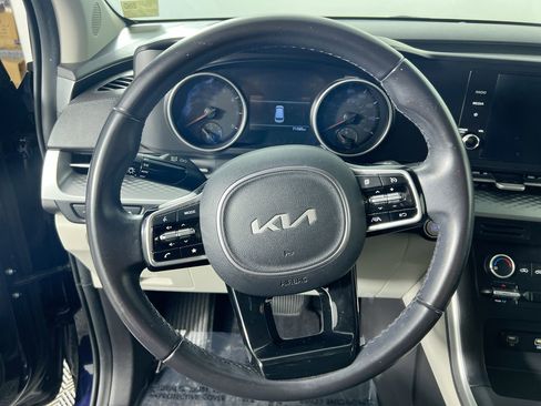 Used 2024 Kia Carnival LX FWD image 16