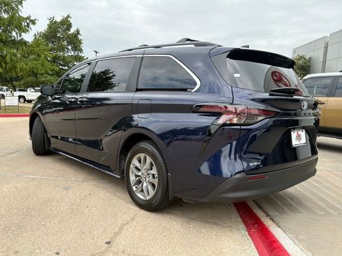 Used 2025 Toyota Sienna XLE FWD image 8