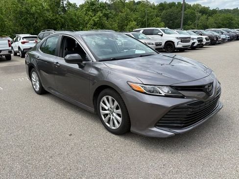 Used 2019 Toyota Camry LE FWD image 5
