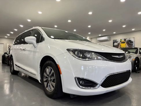 Used 2020 Chrysler Pacifica Touring-L Plus FWD image 1