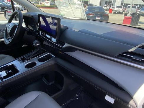 Certified 2025 Toyota Sienna XLE FWD image 17