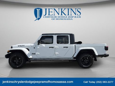 Used 2024 Jeep Gladiator Sport AWD/4WD image 9