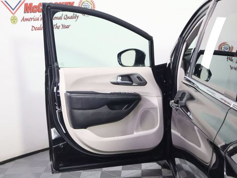 Used 2024 Chrysler Pacifica Touring-L FWD image 23