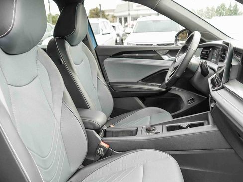 Used 2025 Volkswagen Tiguan SE R-Line image 16