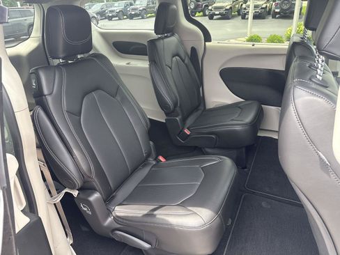 Used 2023 Chrysler Pacifica Touring-L AWD/4WD image 13