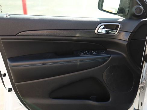 Used 2018 Jeep Grand Cherokee Laredo image 9