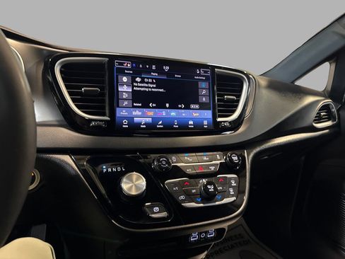 Used 2025 Chrysler Pacifica Select FWD image 18