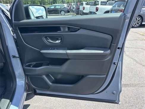 Used 2025 Honda Pilot TrailSport image 6