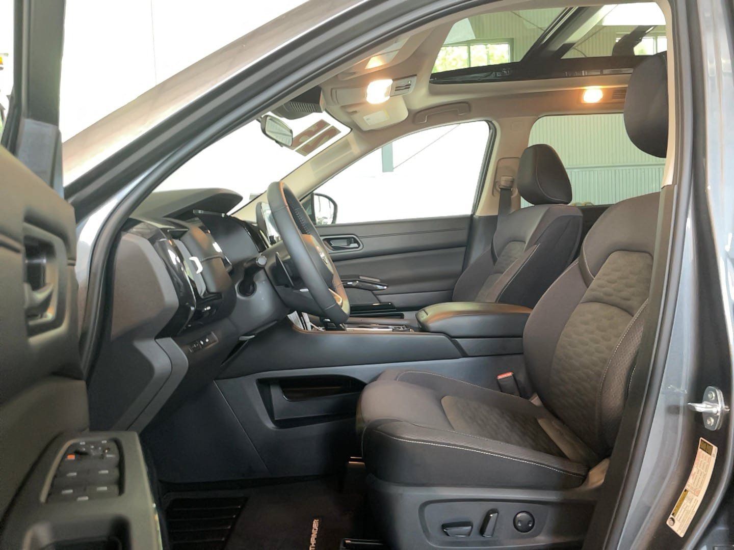 Used 2025 Nissan Pathfinder SV w/ SV Premium Package AWD/4WD image 6