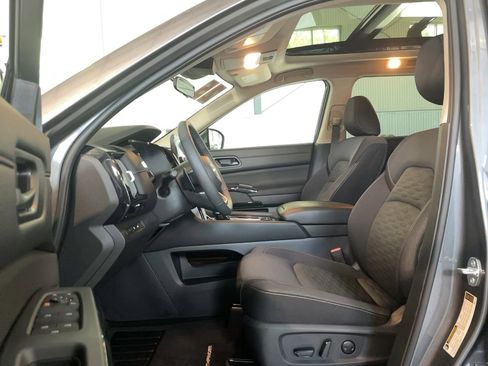 Used 2025 Nissan Pathfinder SV w/ SV Premium Package AWD/4WD image 6