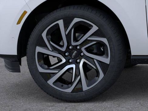 New 2026 Lincoln Navigator Reserve AWD/4WD image 19