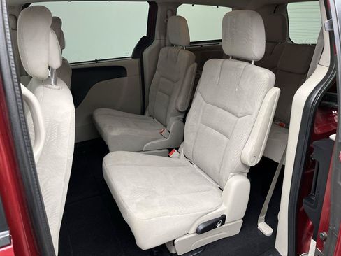 Used 2016 Dodge Grand Caravan SXT w/ UConnect Hands-Free Group FWD image 10