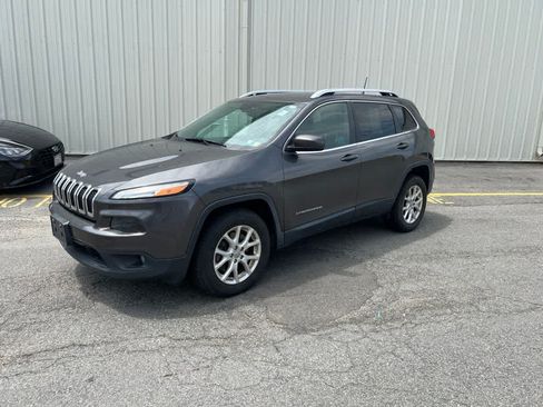 Used 2017 Jeep Cherokee Latitude w/ Safety/Convenience Group AWD/4WD image 1