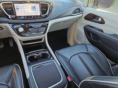 Used 2024 Chrysler Pacifica Limited image 13