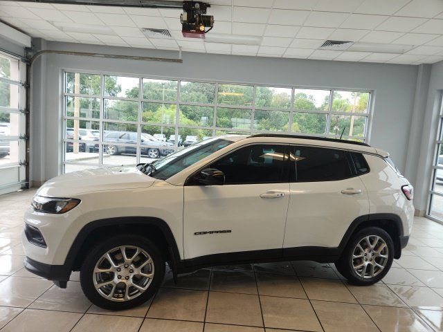 Used 2023 Jeep Compass Latitude w/ Sun and Sound Group AWD/4WD image 6