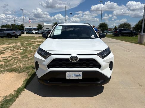 Used 2020 Toyota RAV4 LE FWD image 4