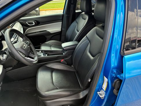 Used 2025 Jeep Compass Limited image 23