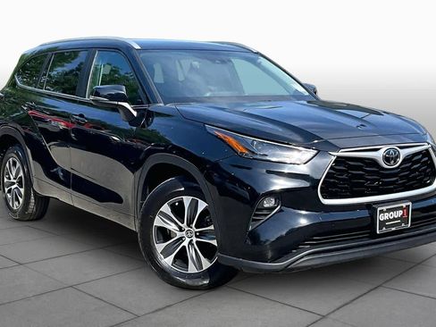 Used 2023 Toyota Highlander XLE AWD/4WD image 3