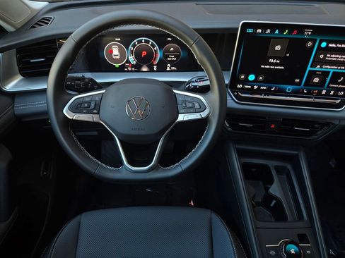 Used 2025 Volkswagen Tiguan SE image 13