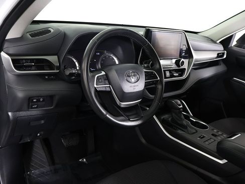 Used 2024 Toyota Highlander LE image 25