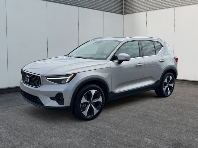 Used 2025 Volvo XC40 B5 Plus AWD/4WD image 1